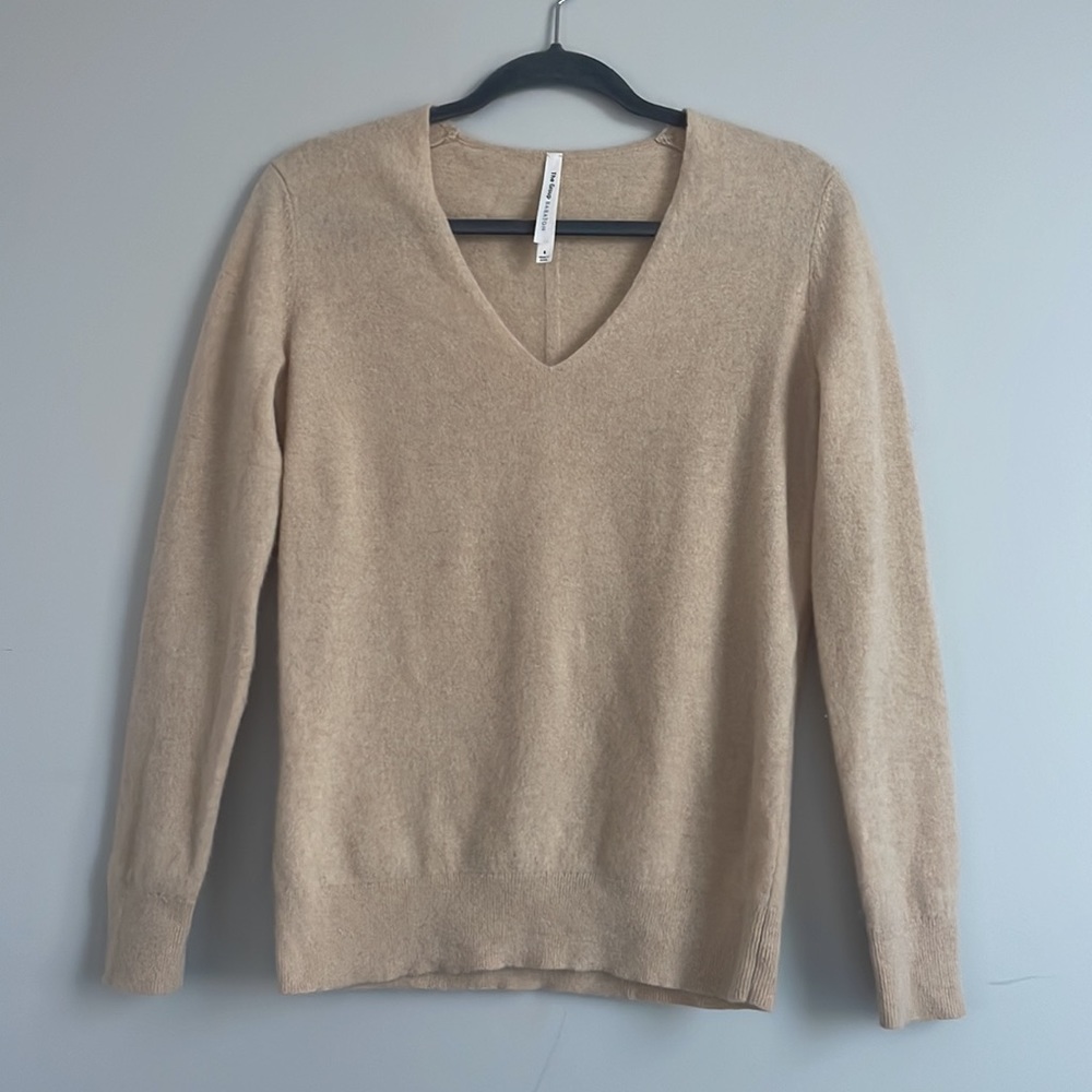 Aritzia Babaton Luxe 100% Cashmere V-Neck Sweater Size Small.